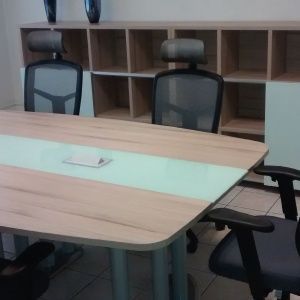 HAKEN Mesa de juntas con detalle en cristal